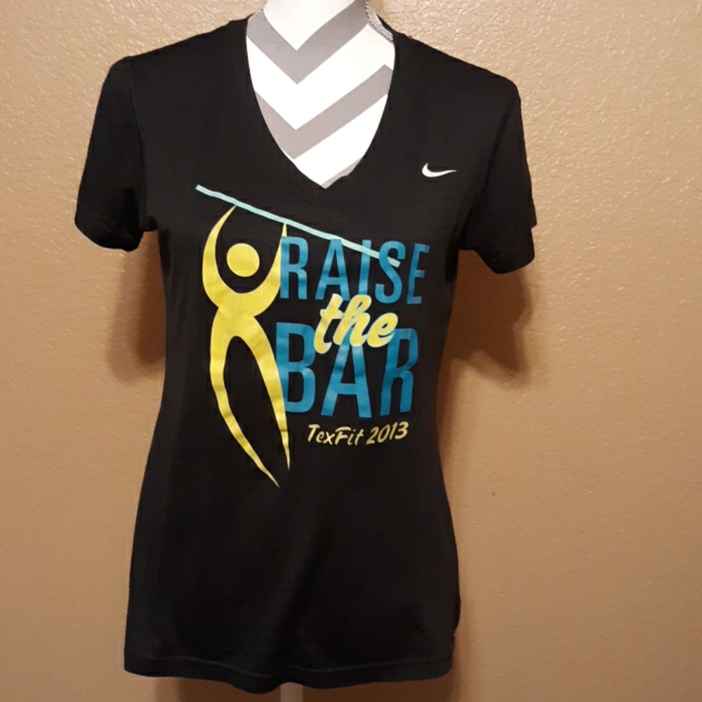 Nike workout shirt - Picture 1 of 3